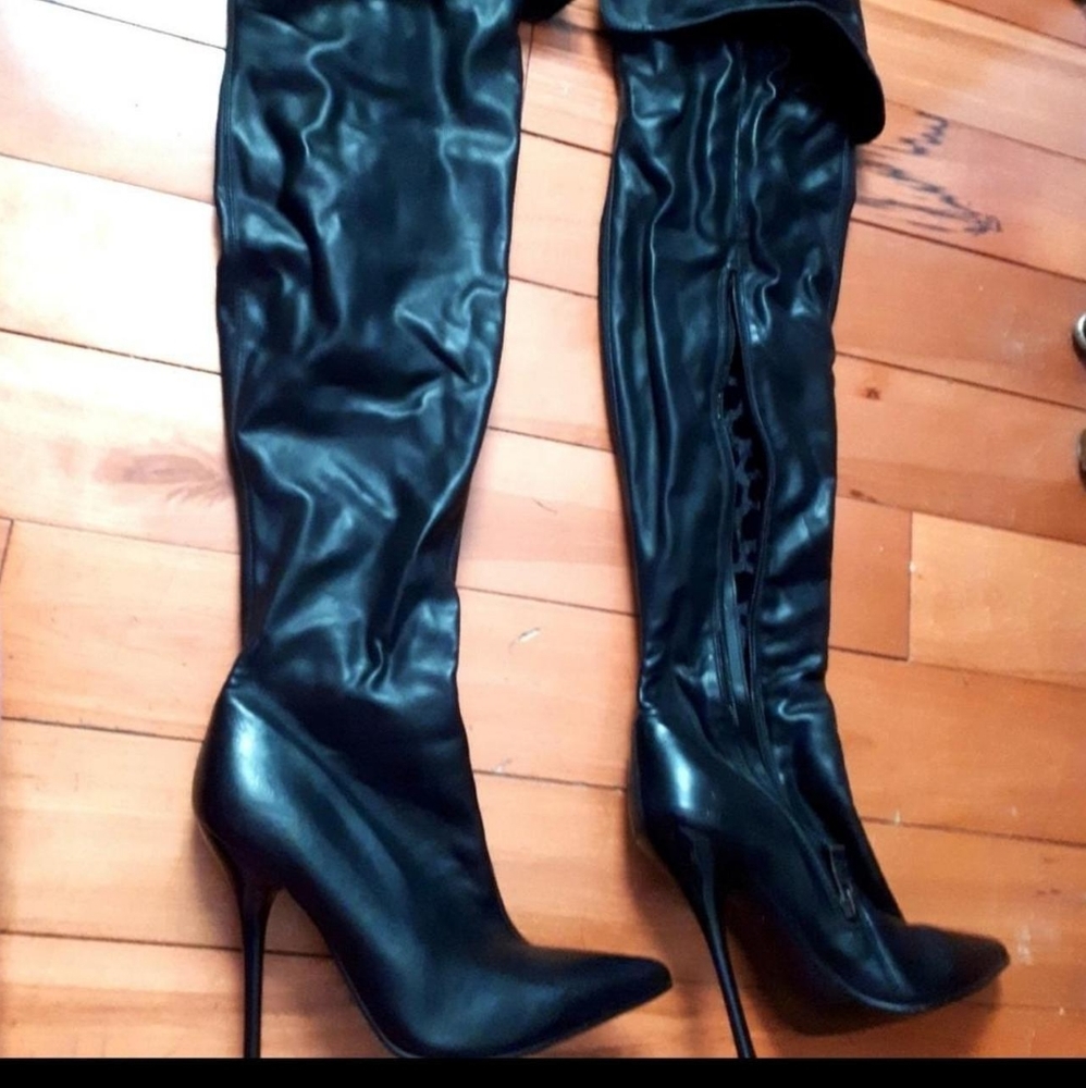 B2 bebe black knee high boots
